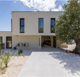 4 bedroom villa with heated pool and sea view in Vinišće, sleeps 8